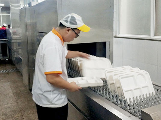 為什么華為員工食堂這么干凈？因為用了食堂洗碗機啊