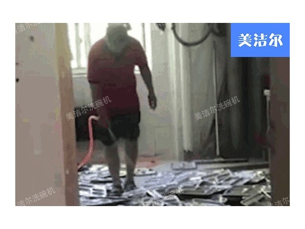 小學食堂用腳洗碗！為啥不用食堂洗碗機呢？